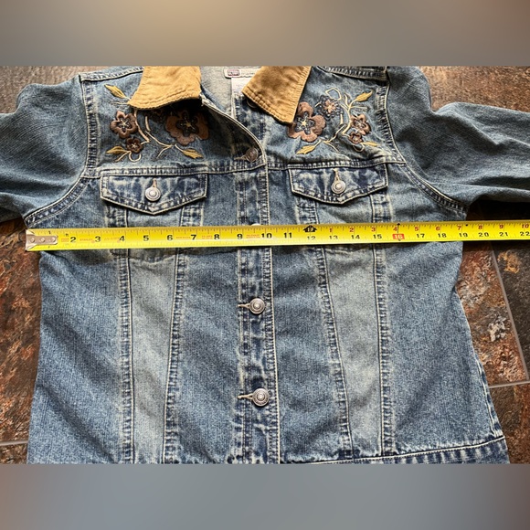 Vintage Faded Glory embroidered floral jean jacket with faux suede trim. Medium - Picture 9 of 12